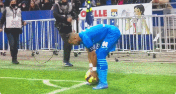 阿尔瓦雷斯连续5场西甲0球0助，近9场联赛仅打入1球