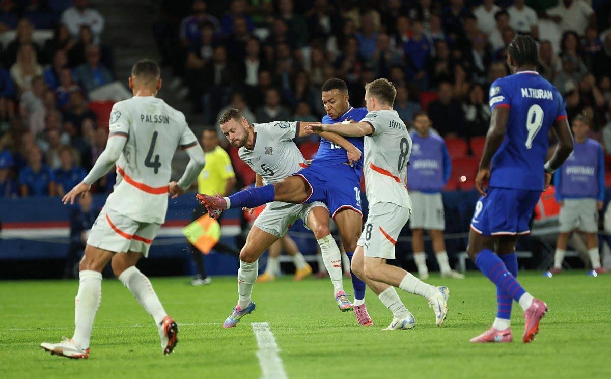 足球世界杯比赛用球曝光，设计引好评（世界杯官方比赛用球亮相，设计备受好评）