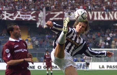 官方：大阪钢巴正式买断广岛三箭中场满田诚（官宣：大阪钢巴从广岛三箭永久签下中场满田诚）