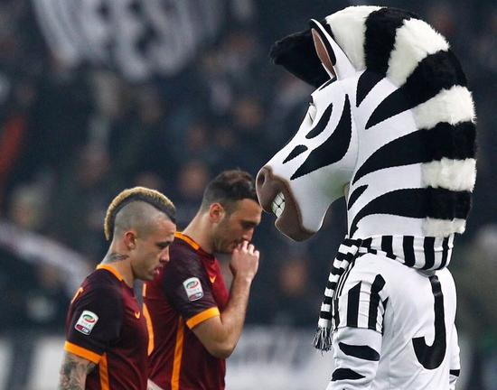 重回热刺主场并为个人壁画签名！孙兴慜：我感到无比荣幸