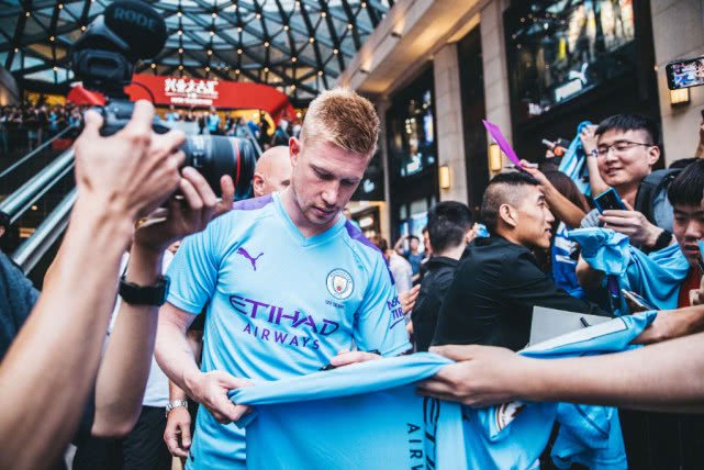 重返伦敦？巴媒：西汉姆联有意签下蒂亚戈·席尔瓦（巴媒：西汉姆有意引进蒂亚戈·席尔瓦，或将重返伦敦）