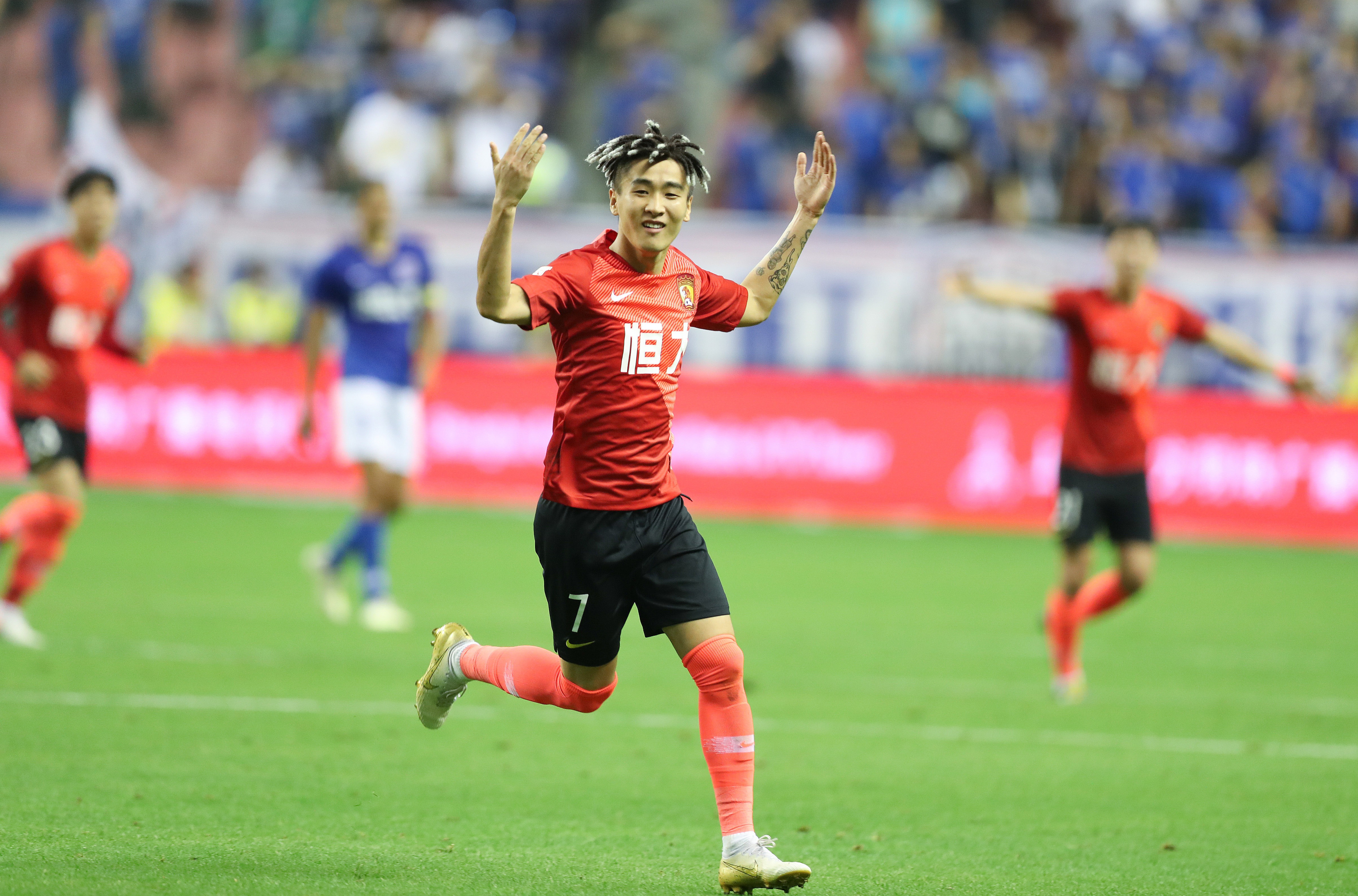 TA：曼城明夏可能签右后卫和右边锋，他们仍在关注利夫拉门托