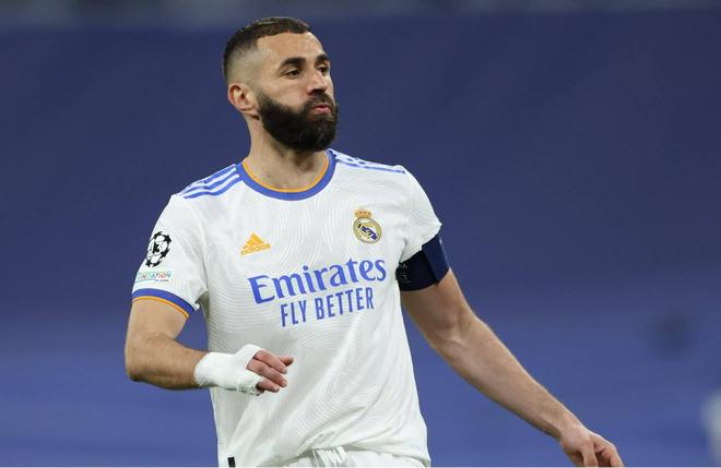 曼联发布年终大合影，眼尖球迷发现谢什科像是被P上去的（曼联晒年终合照，细心球迷称谢什科疑似后期拼接）