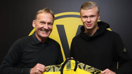 封烟呢？荷甲阿贾克斯vs格罗宁根因为烟雾太大被终止